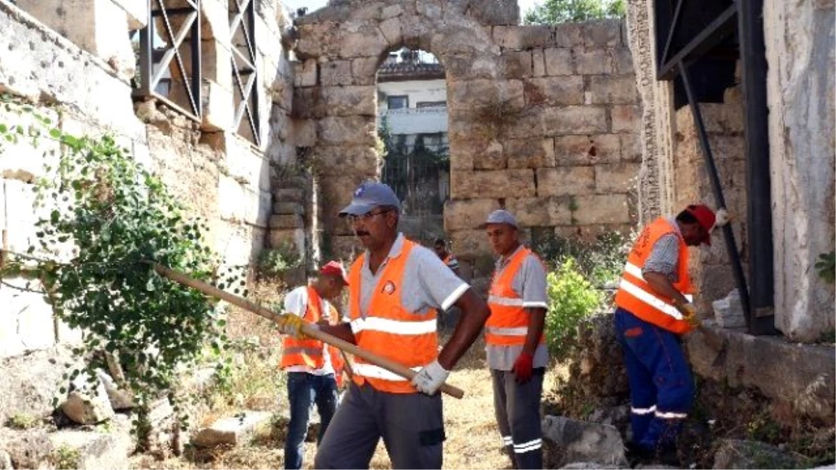 Kentteki Tarihi Yapılarda Temizlik Çalışmaları Başlatıldı