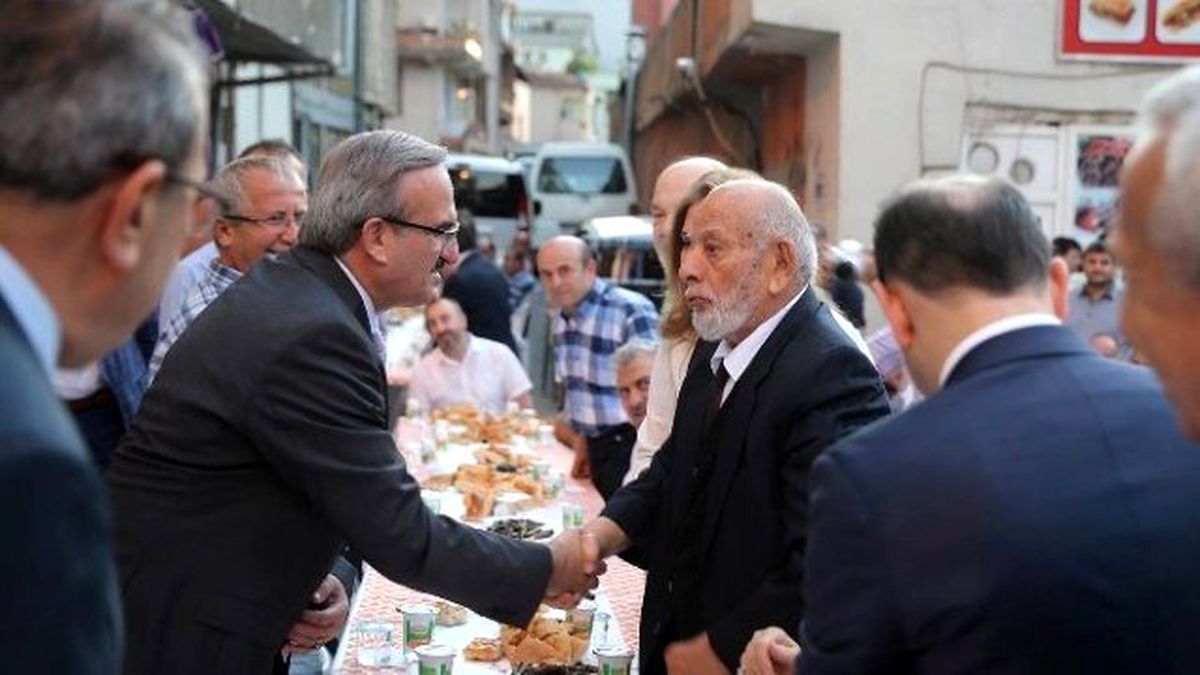 Sokak İftarına Katıldı, Enderun Usulü Teravih Kıldı