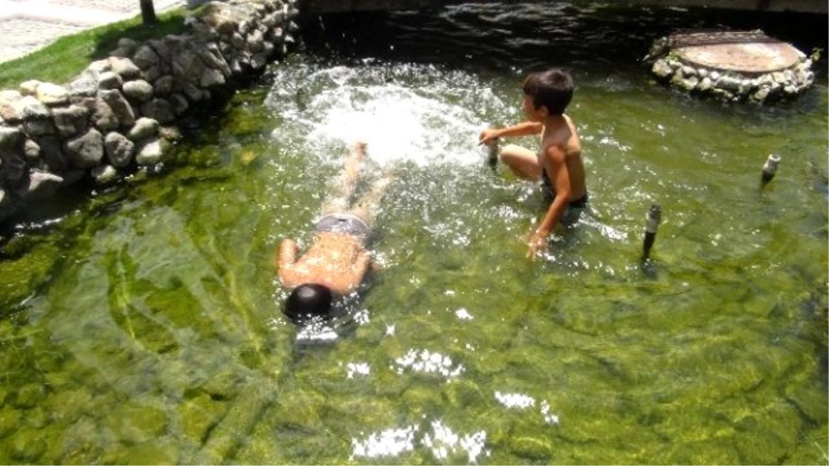 Suriyeli Çocuklar Süs Havuzlarında Serinlemeye Çalışıyor