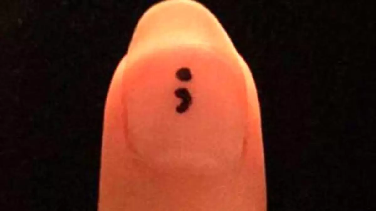 Vücutlarına Noktalı Virgül Dövmesi Yaptırıyorlar