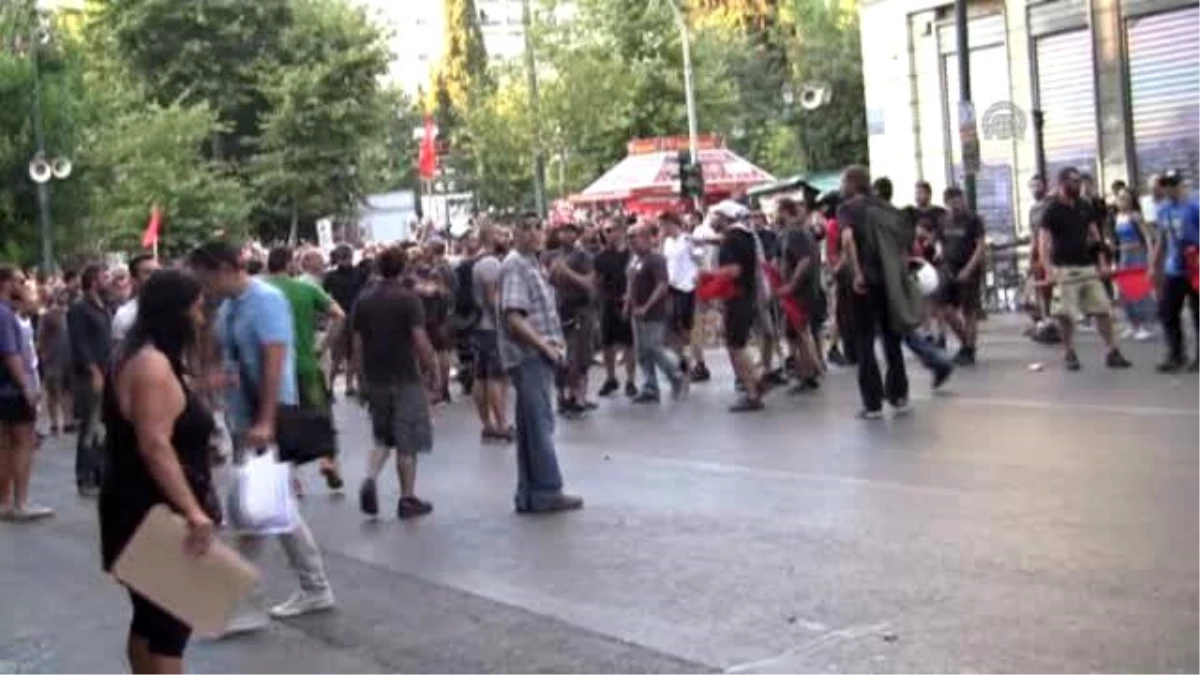 Yunanistan\'da Göstericilere Polis Müdahalesi