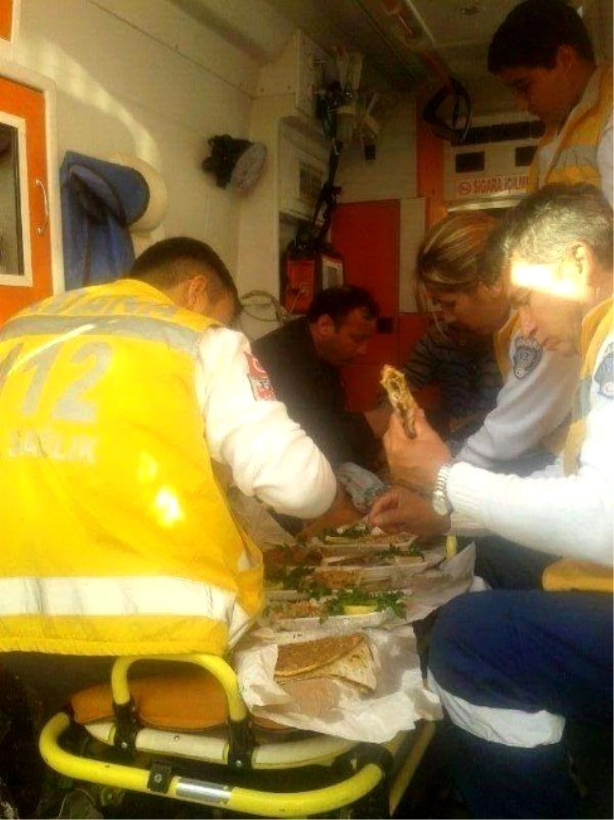 Ambulansta Lahmacun Ziyafeti Sosyal Medyayı Salladı