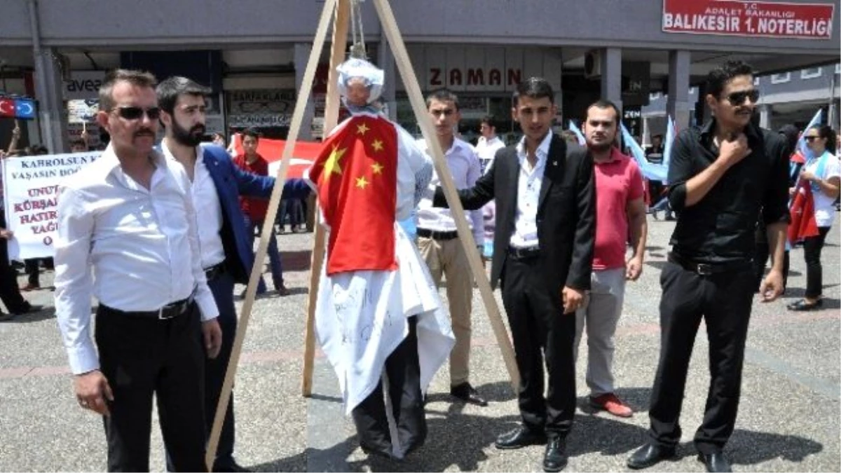 Balıkesir Ülkü Ocakları Çin Diktatör Mao'yu Dar Ağacında Astı