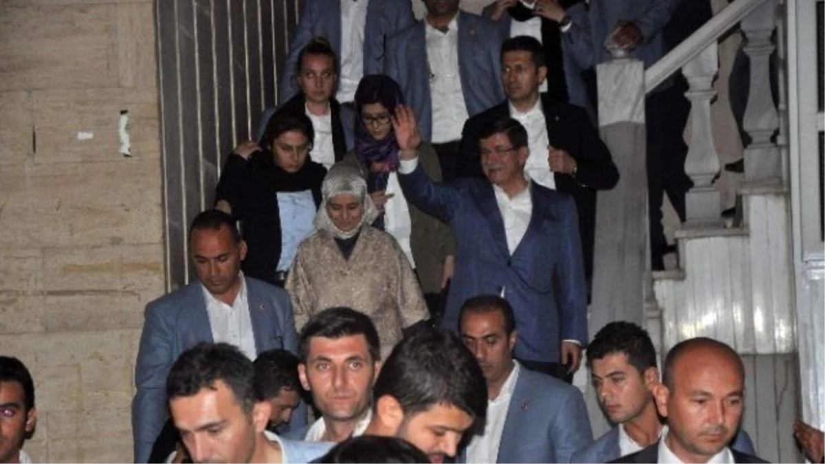Başbakan Davutoğlu Konya\'da Halkın Arasına Karıştı