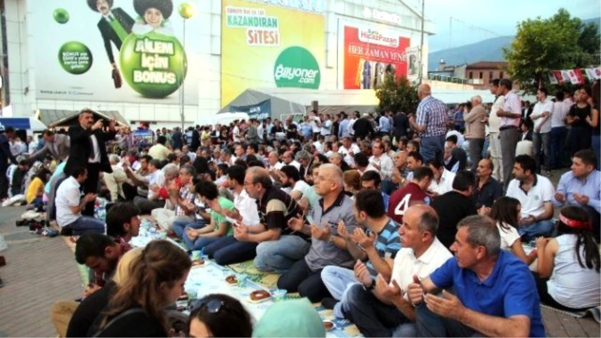 Çin\'deki Müslüman Zulmüne Simitli İftar Protestosu