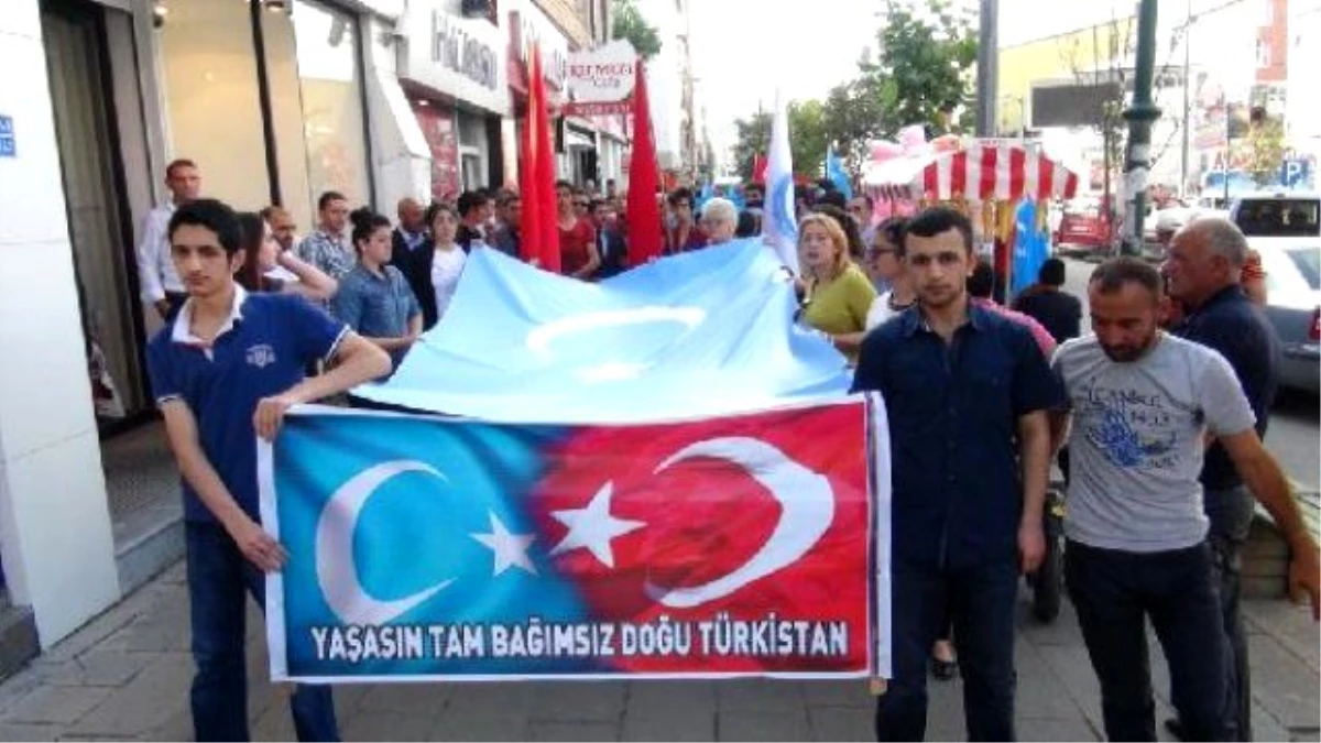 Doğu Türkistan Protestoları Sırasında Çin Bayrağı Yakıldı