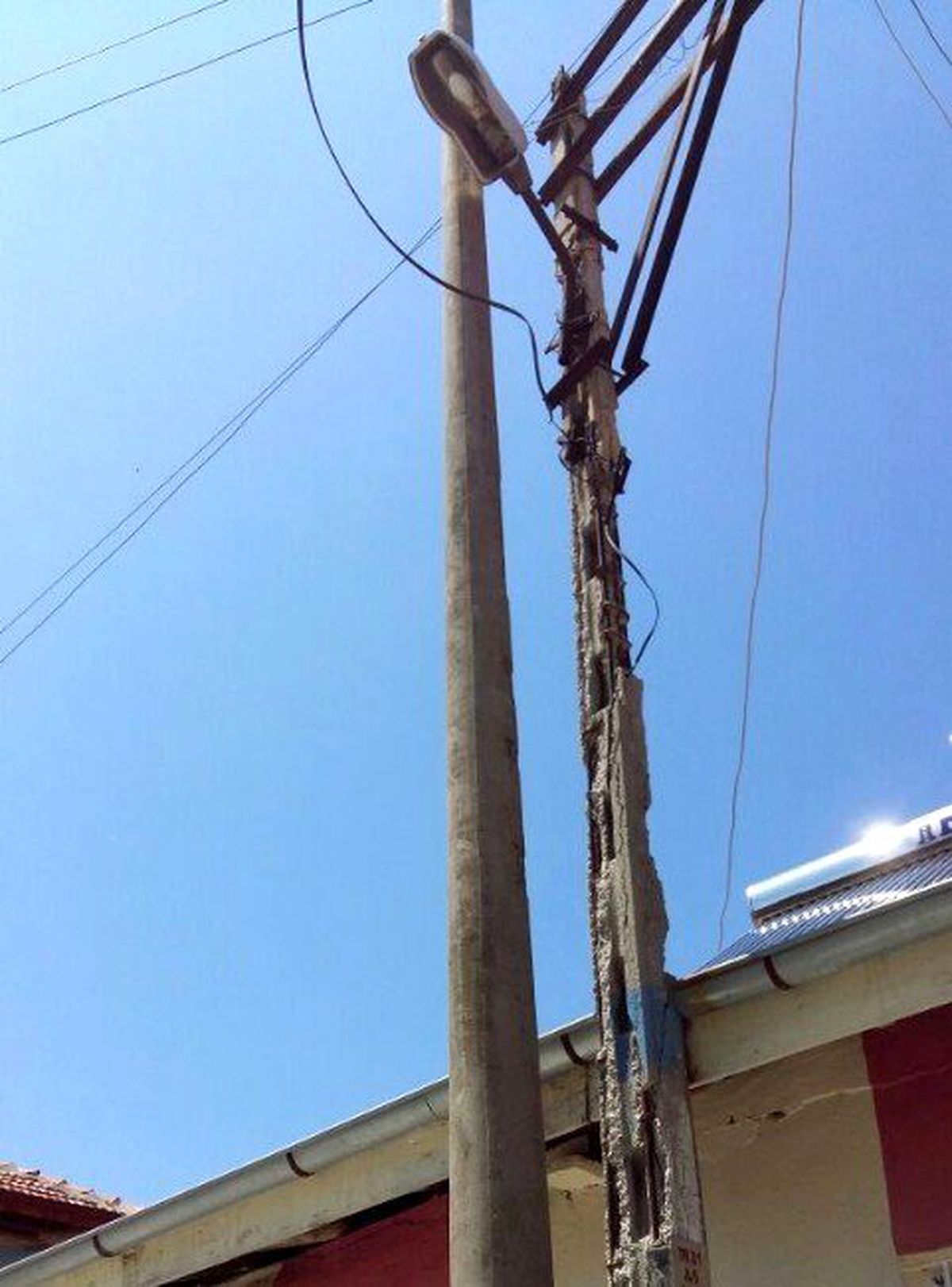 Elektrik Direği Tehlike Saçıyor