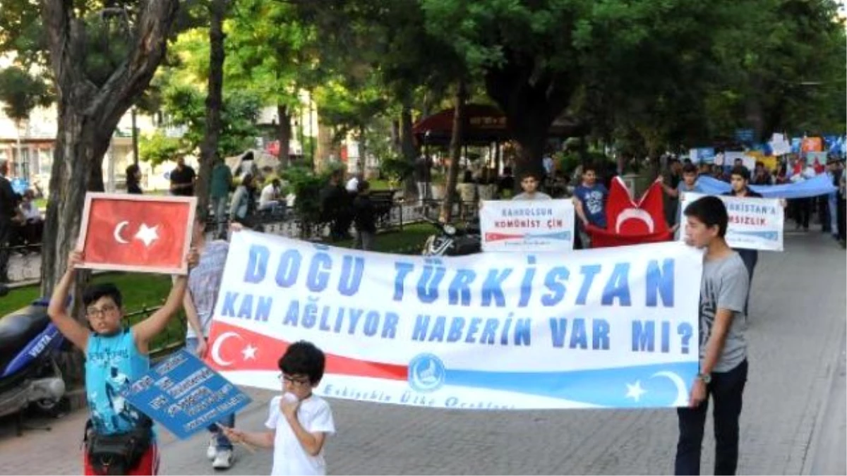 Eskişehir\'de Ülkücüler Doğu Türkistan İçin Yürüdü