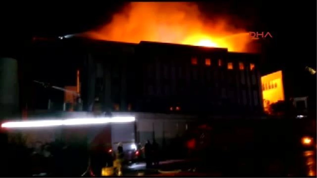 İzmir\'de Fabrika Yangını: 2 Yaralı