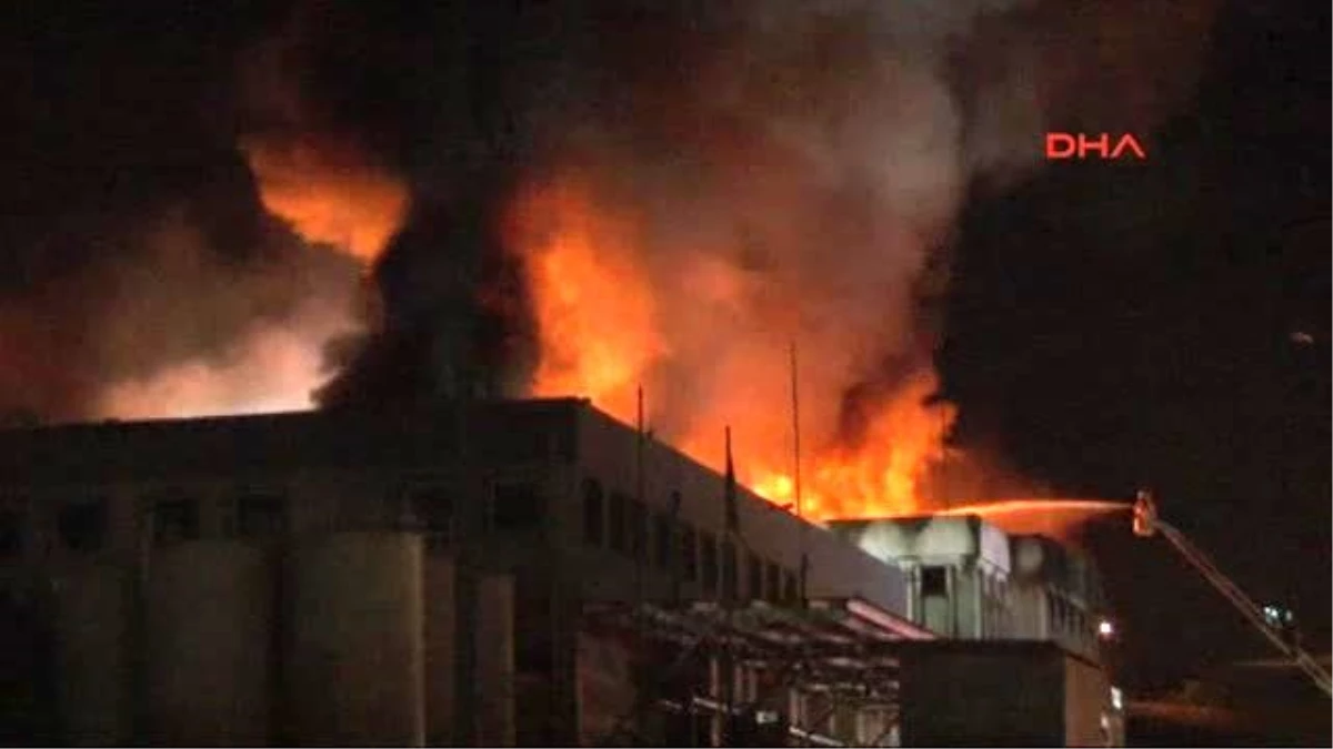 İzmir\'de Yağ Fabrikasında Çıkan Yangın Korkuttu
