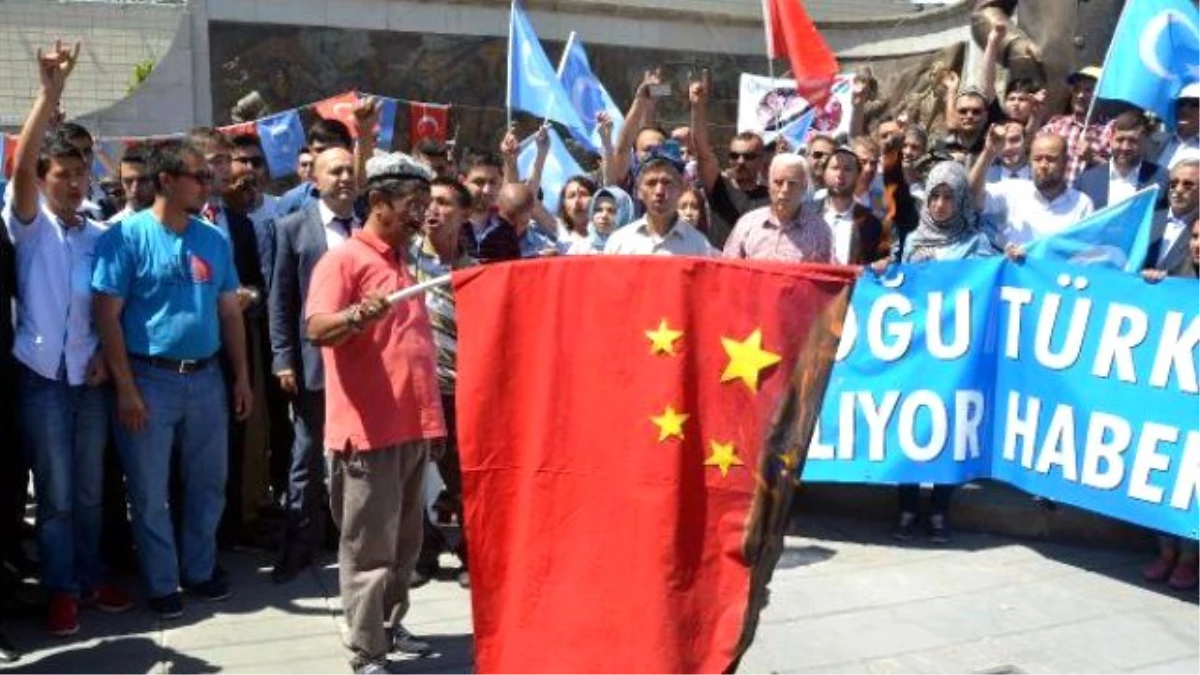 Kayseri\'de Çin Bayrağı Yakıldı