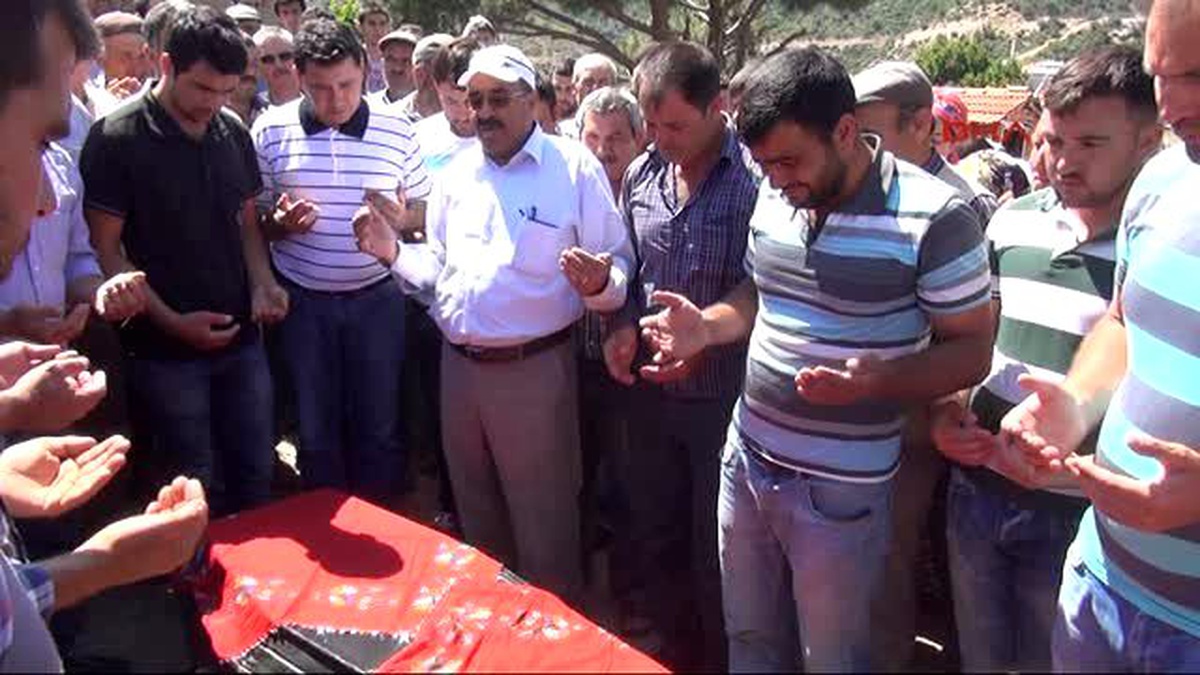 Kınık Üzerine Beton Sütun Düşerek Ölen Kadın Toprağa Verildi