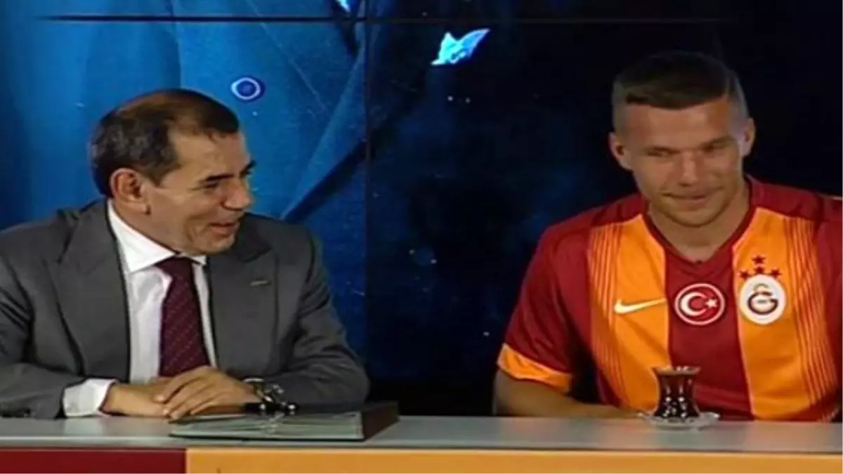 Podolski\'ye İmza Töreninde Çay İçirdiler