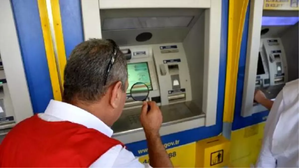 PTT\'nin Atm\'sinde Kaybolan Parayı Büyüteçle Aradılar