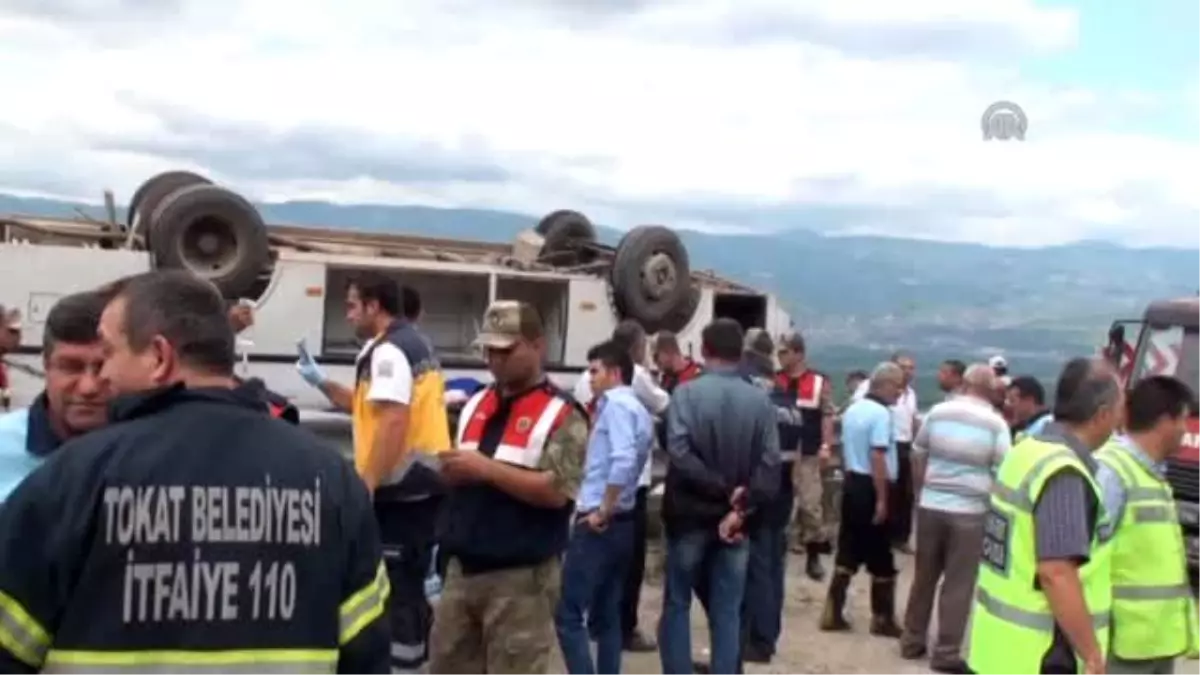 Tokat\'ta Suriyelileri Taşıyan Midibüs Devrildi: 1 Ölü, 20 Yaralı