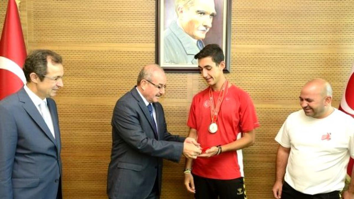 Vali Kocatepe\'den Genç Alperen\'e Ödül