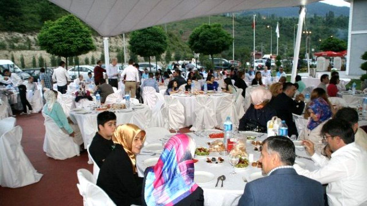 Ak Partililer İftar Yemeğinde Bir Araya Geldi