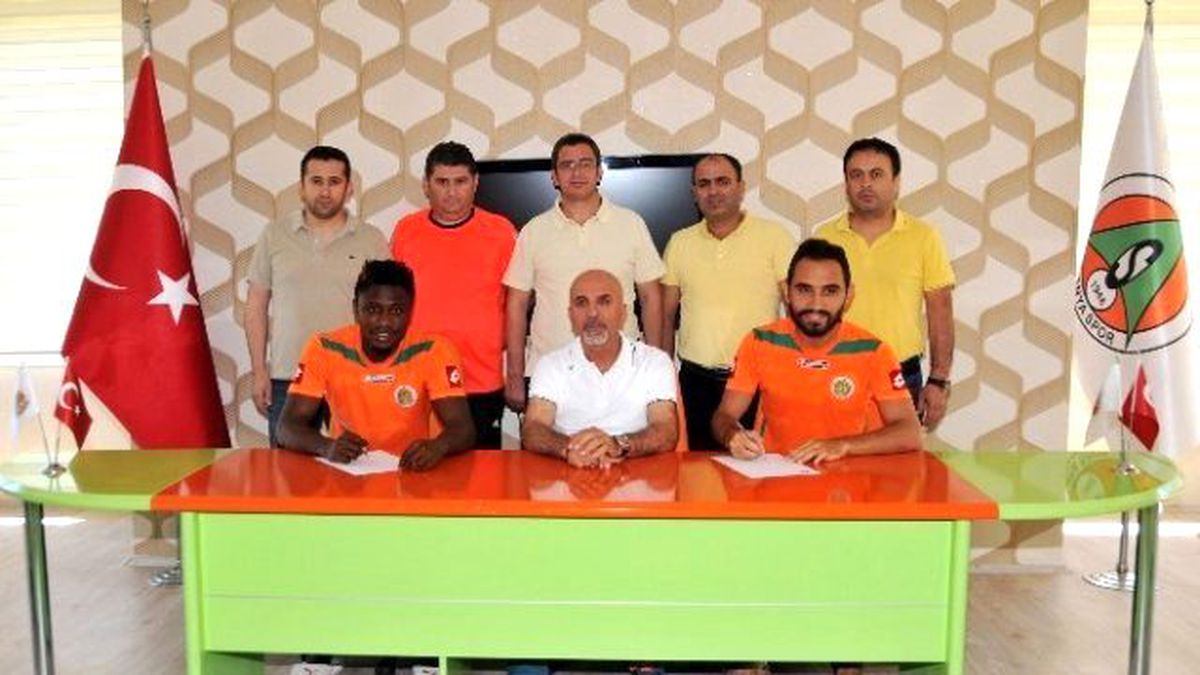 Alanyaspor\'da Çifte İmza