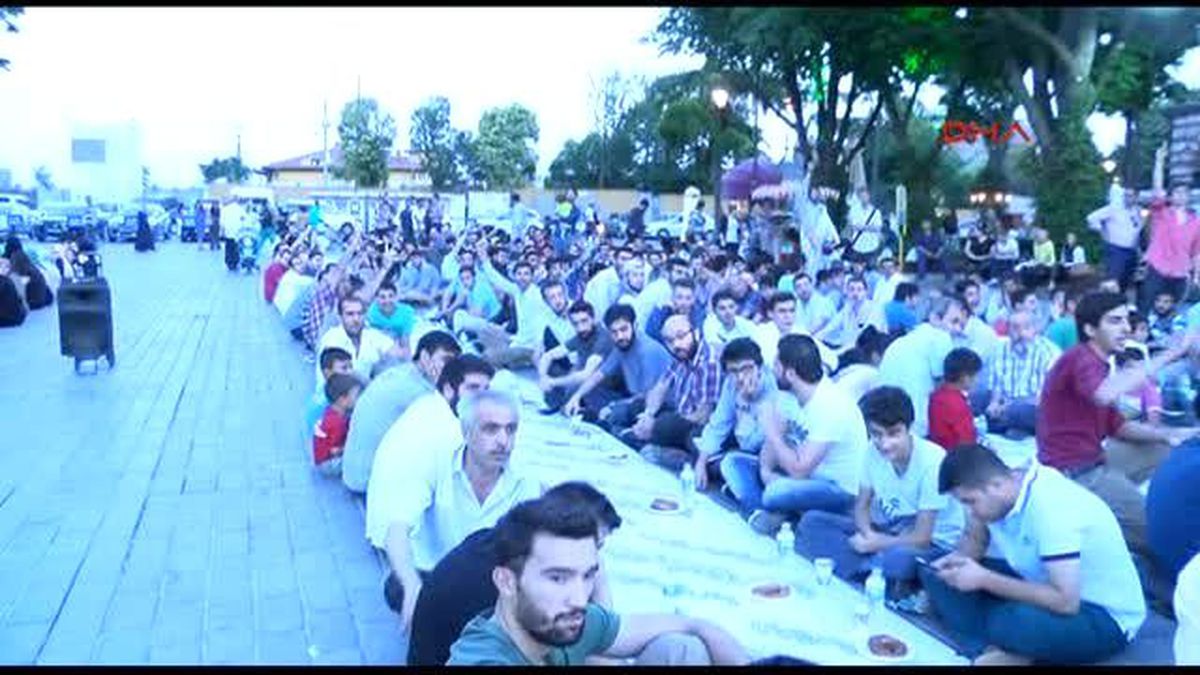 Ayasofya Meydanı\'nda Ümmet İftarı...