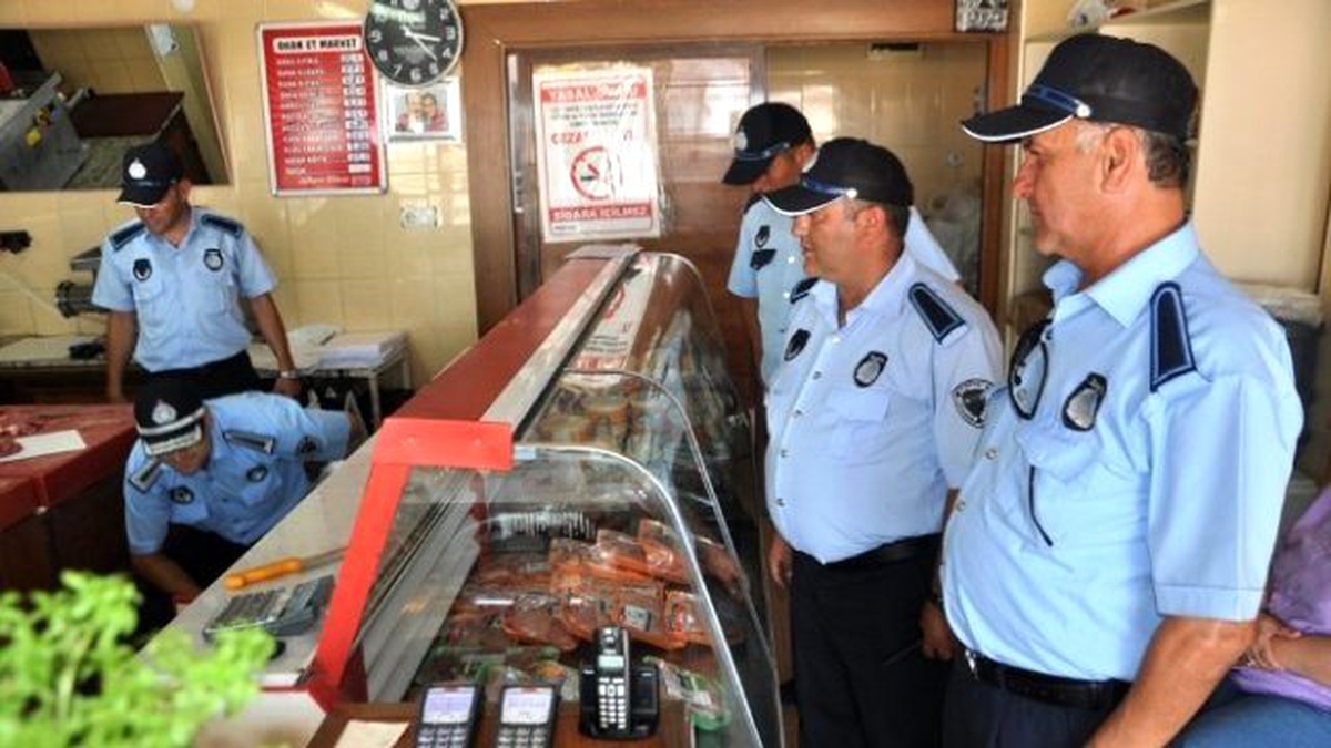 Ayvalık Belediye Zabıtası Kasaplarda Sucuk, Köfte Denetimi Yaptı
