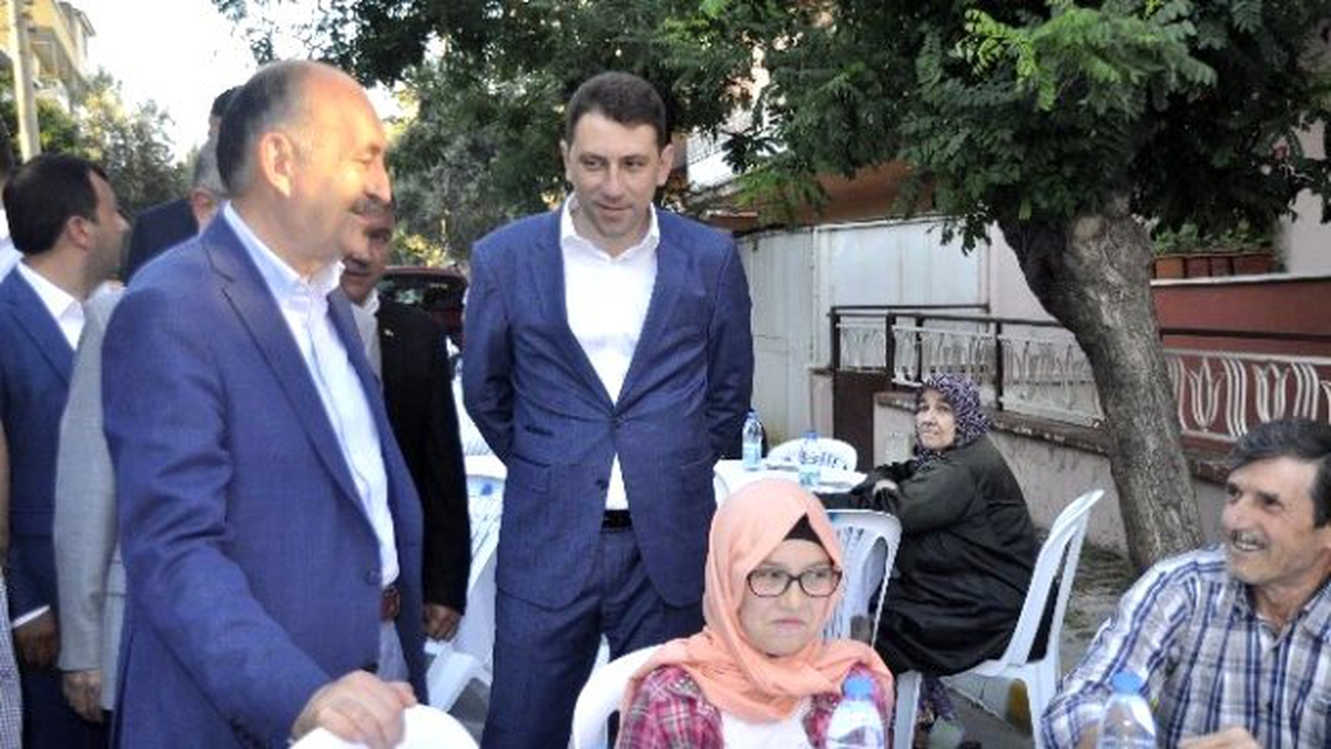 Bakan Müezzinoğlu Mahallelilerle İftar Yaptı