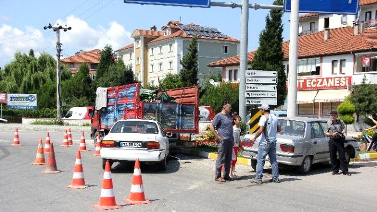 Bartın\'da Zincirleme Trafik Kazası: 4 Yaralı
