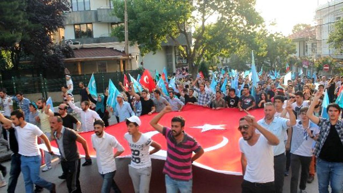 Başkent\'te 2 Bin Kişi Çin Büyükelçiliği\'ne Yürüdü