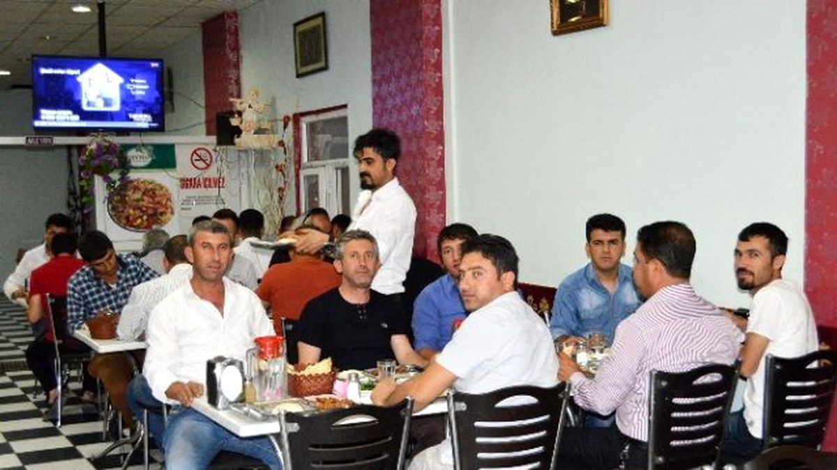 Besnili Sanatçılar İftar Yemeğinde Buluştu
