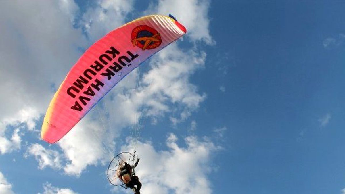Bor\'da Yamaç Paraşütü Gösterisi Düzenlendi