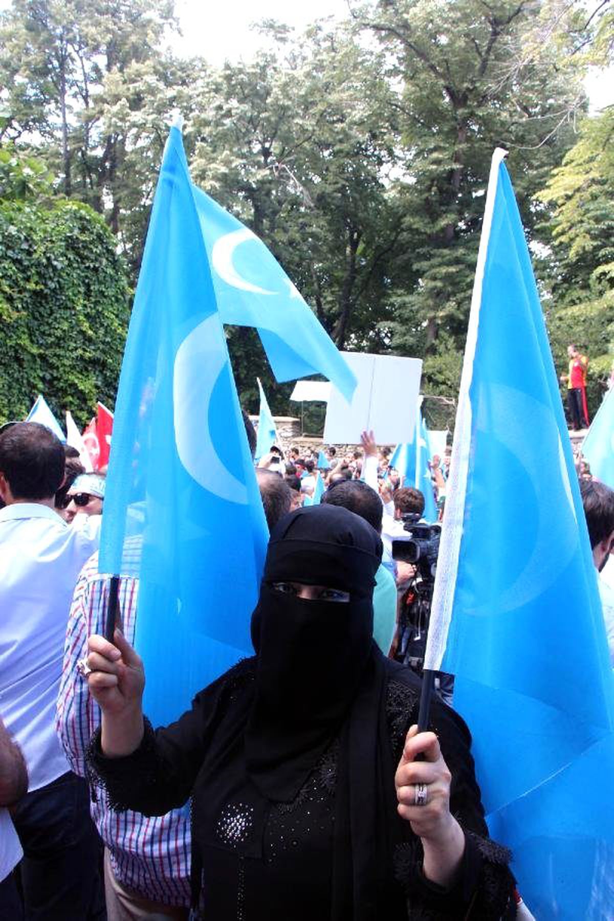 Çin Konsolosluğu Önünde "Urumçi" Protestosu