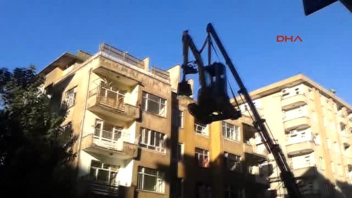 Diyarbakır Önlem Alınmadan Kepçeyi Vinçle 5 Katlı Apartmanın Terasına Çıkardılar