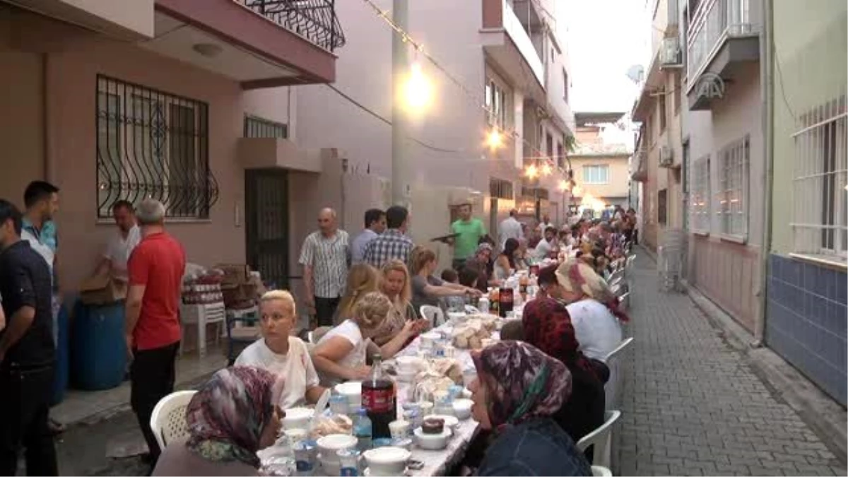 Bornova\'da Esnaf Kumbarasından Bin Kişilik İftar