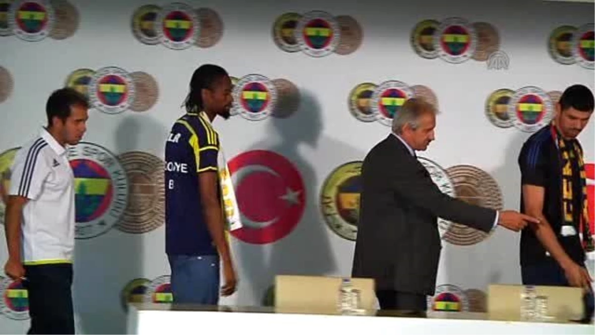 Fenerbahçeli Futbolcular İçin İmza Töreni Düzenlendi