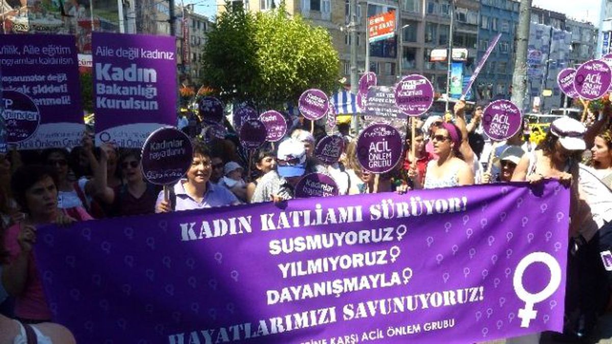 Kadıköy\'de Kadın Cinayetleri Protesto Edildi