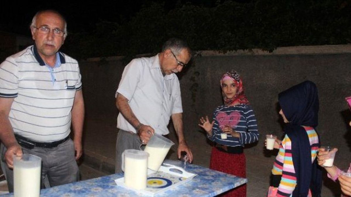 Karaman\'da 8 Yıldır Cemaate Teravih Sonrası Ballı Süt İkram Ediliyor