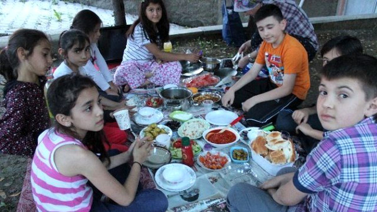 Mahallenin Çocukları İftarı Birlite Yaptı