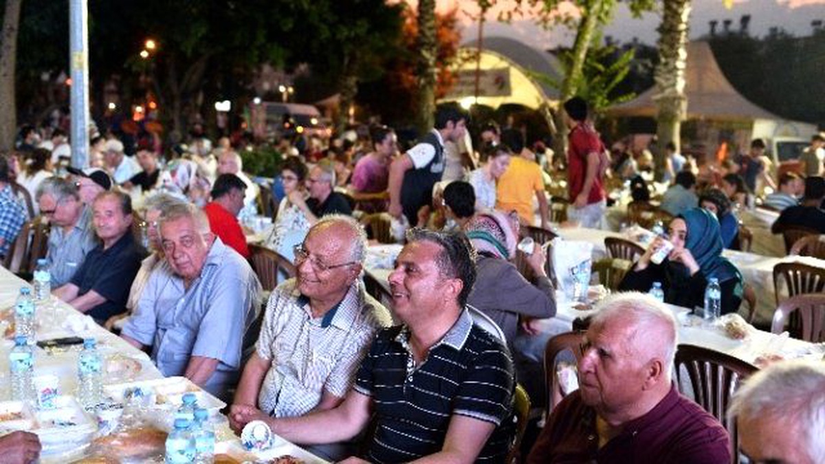 Muratpaşa Belediyesi\'nden Sedir Mahallesi\'nde 2 Bin Kişiye İftar
