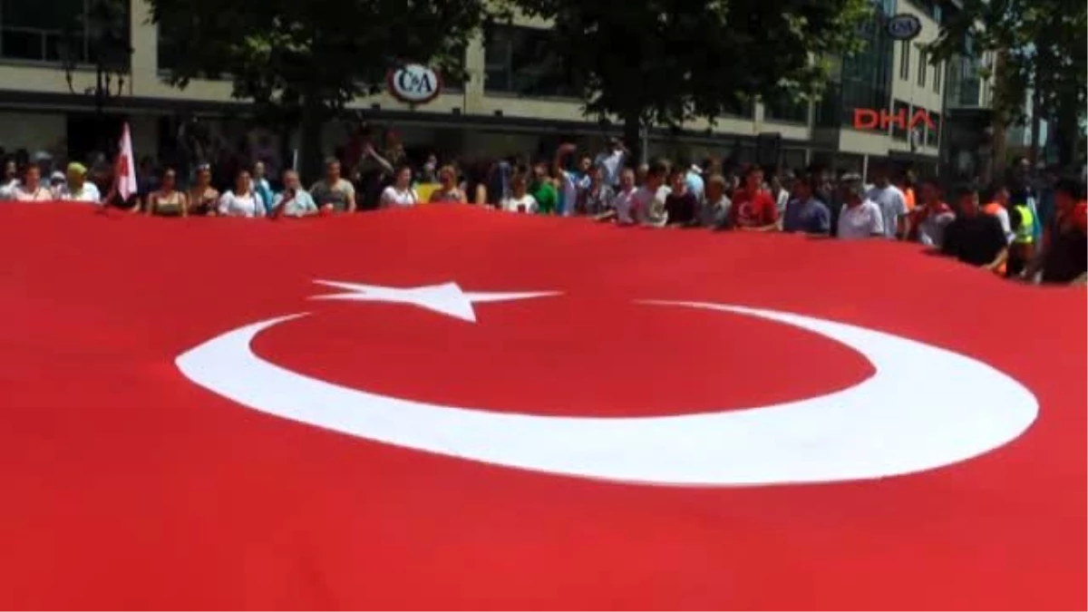 Nürnberg?de Yaşayan Türkler Çin?i Protesto Etti