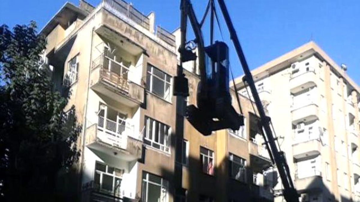 Önlem Alınmadan Kepçeyi Vinçle 5 Katlı Apartmanın Terasına Çıkardılar