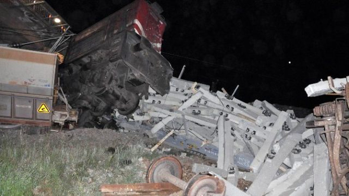 Sivas\'ta Yük Trenleri Çarpıştı: 1 Ölü, 1 Yaralı