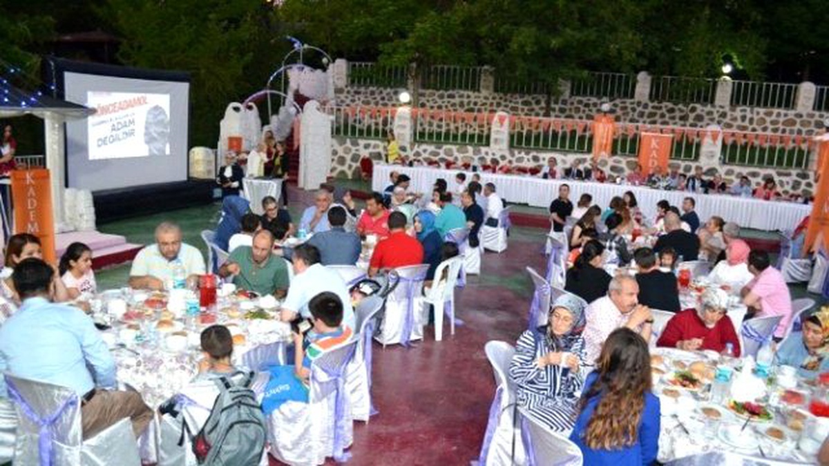 Vali Kamçı ve Eşi Ayşe Kamçı Kadem\'in İftarına Katıldı