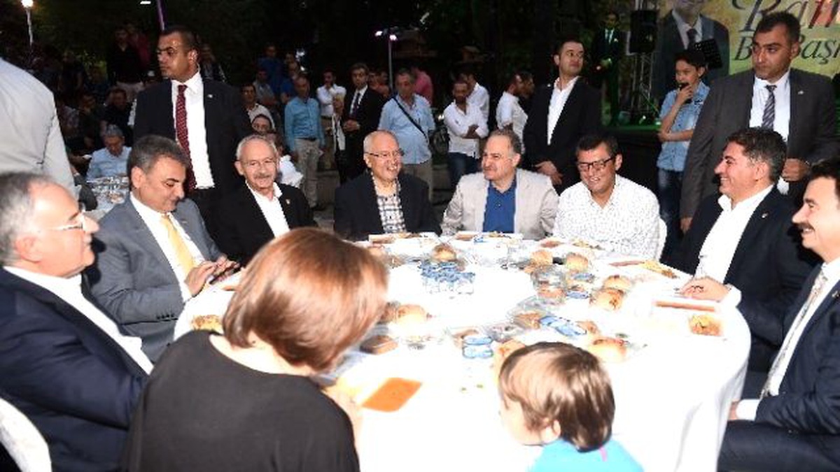 Yenimahalle Belediyesi Vatandaşlara İftar Verdi