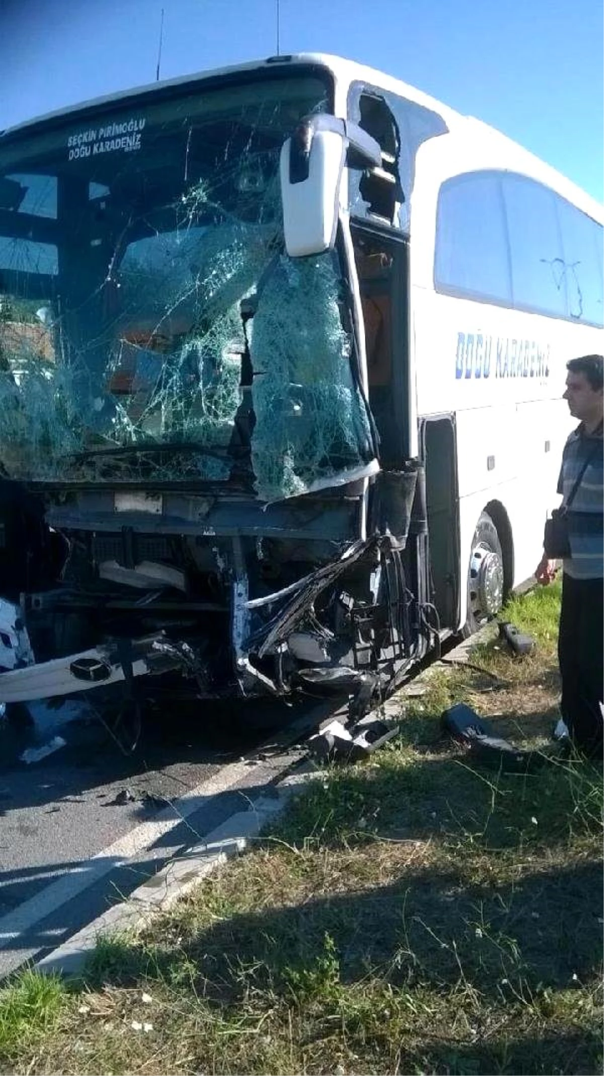 Yolcu Otobüsü Traktöre Çarptı: 1 Ölü, 2 Yaralı