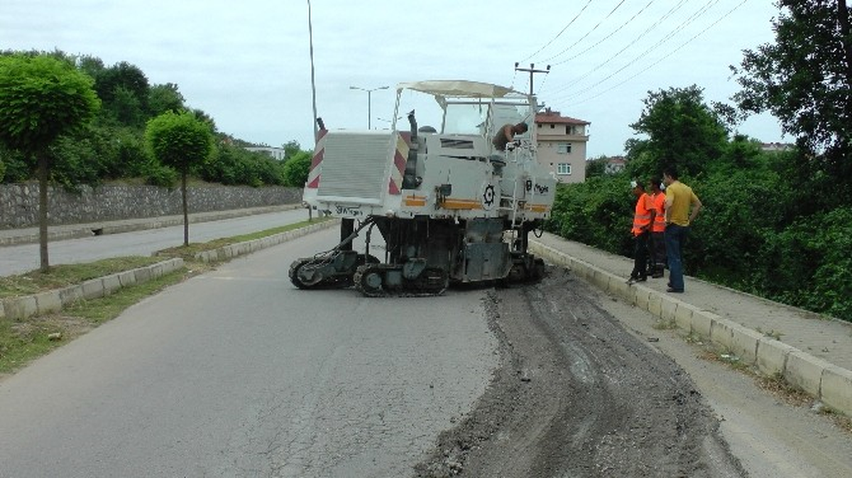 Akçakoca Girişinde Asfalt Söküm Çalışması Başladı