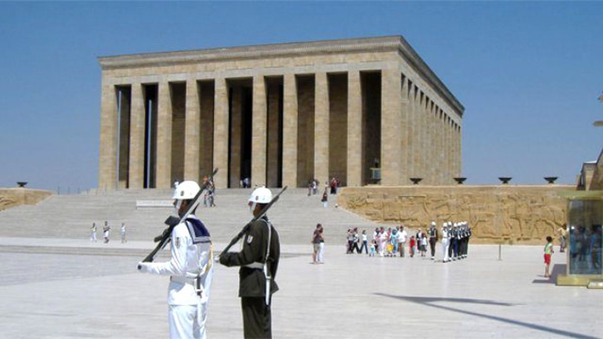 Anıtkabir Travertenleri Kum Püskürtülerek Temizleniyor