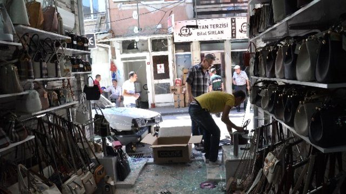 Balıkesir\'de Otomobil İş Yerine Girdi