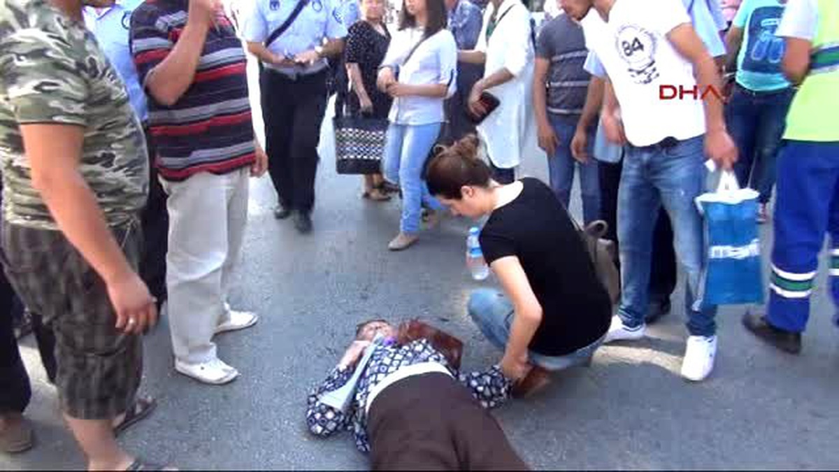 Balıkesir Motosikletiyle Çarptığı Yaşlı Kadının Başından Ayrılmadı