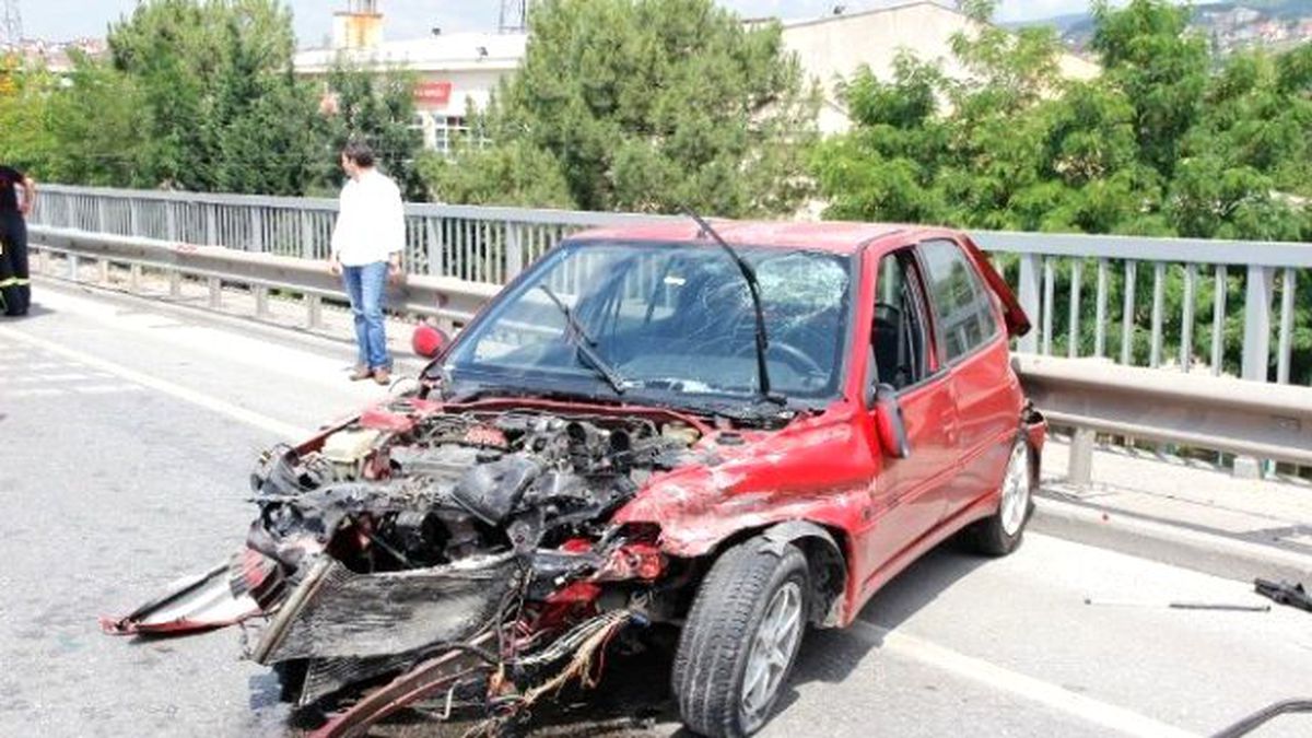 Kocaeli\'de Bariyerlere Çarpan Araç Parçalandı: 1 Yaralı