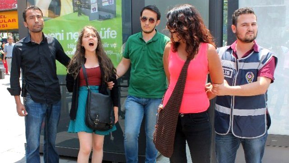 Başkent\'te İzinsiz Pankart Asan 14 Kişi Gözaltına Alındı