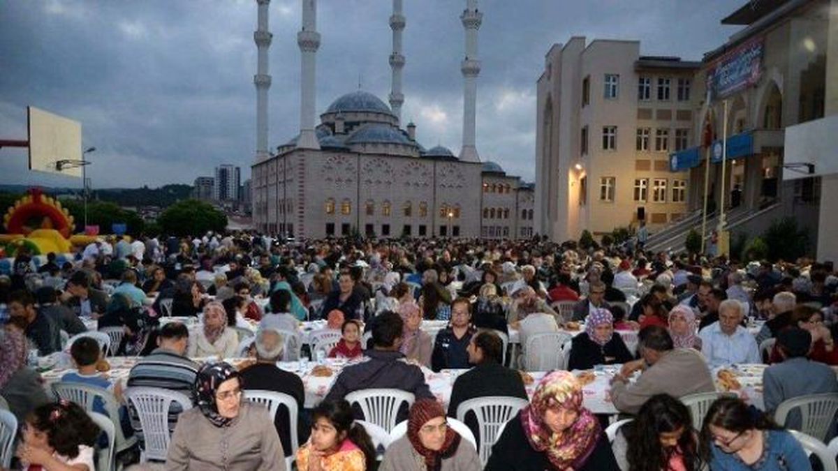 Bilecik Hürriyet Mahallesi Sakinleri İftar Sofrasında Bir Araya Geldi